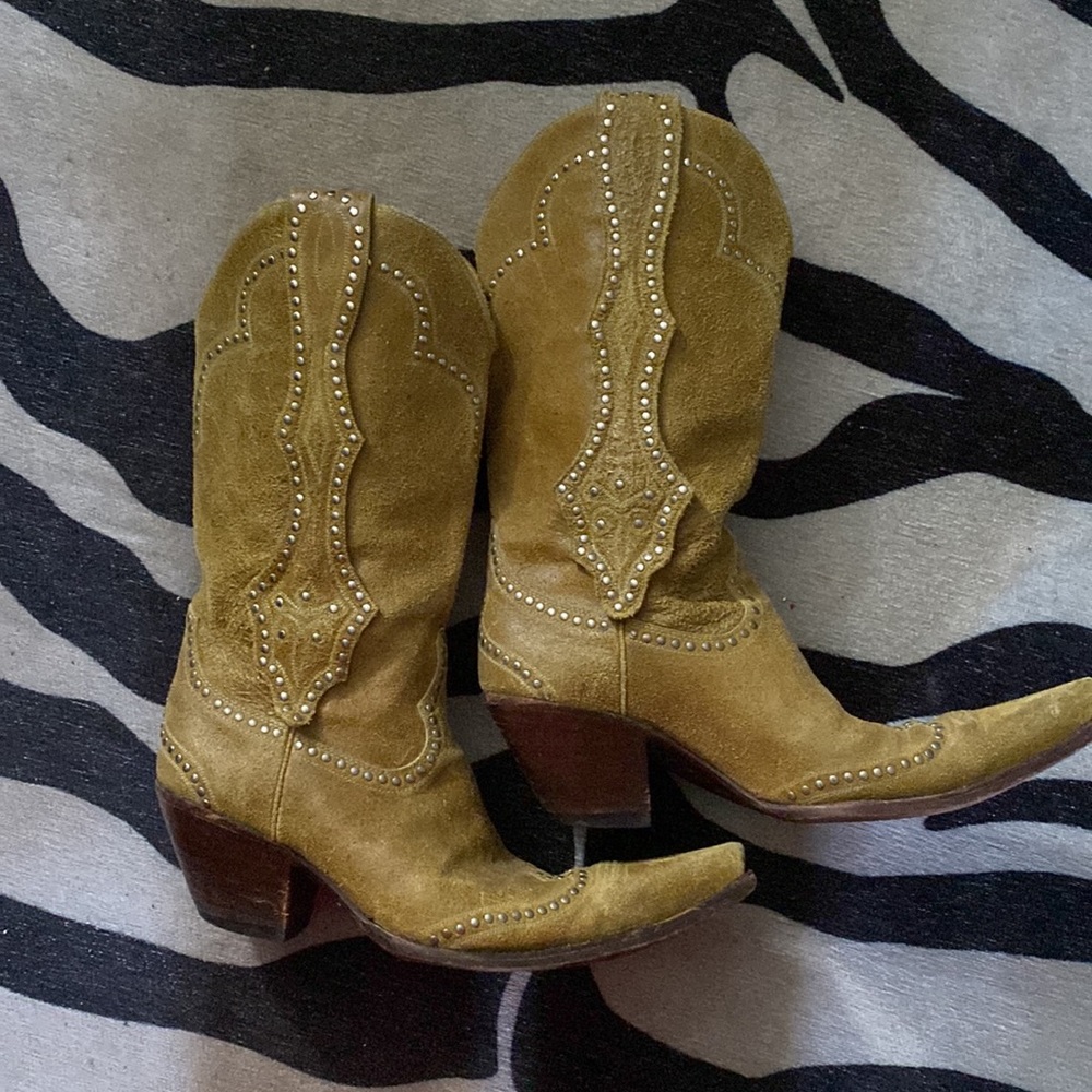 Old gringo 9B snip toe studded distressed natural tone cowboy boots